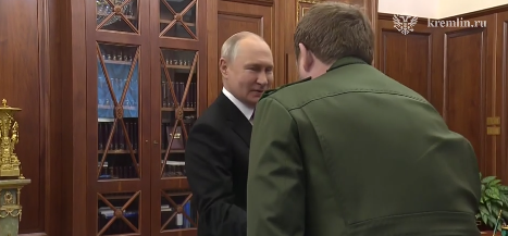 塔斯社报道中所配视频显示，普京与卡德罗夫握手。