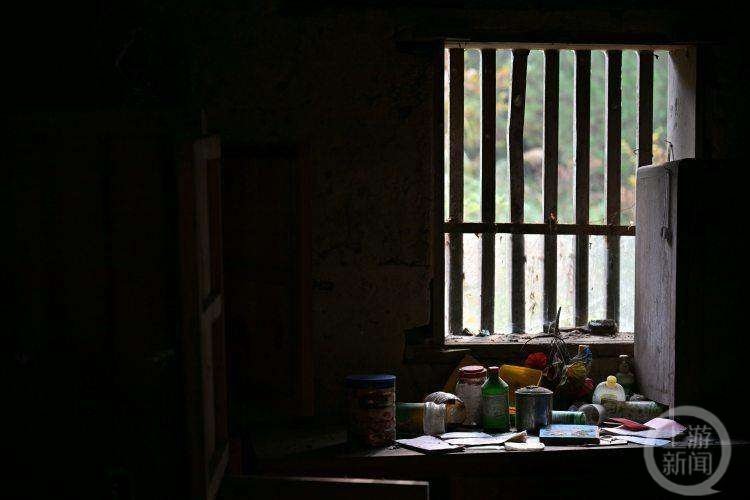 △病区两栋小白楼已成危房,里面留下的瓶瓶罐罐