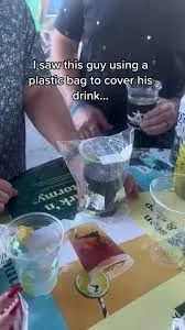 看到一个哥们用塑料袋盖他的饮料