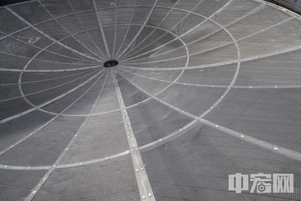 卫星主要分通信卫星、导航卫星和遥感卫星三种。商业卫星企业发射卫星也是为各行业或政府工作服务。例如在重大灾难面前，人力不可到达现场，便可以调用卫星进行多场景拍摄，通过遥感影像评估受灾情况。再如水体污染的治理、雨情勘探等多场景下都可以用到卫星。中宏网记者 富宇 摄