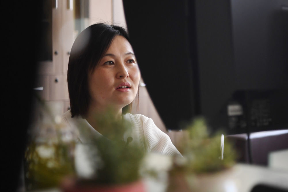 敦煌研究院文物数字化保护团队科研人员安慧莉在制定壁画采集方案（4月25日摄）。