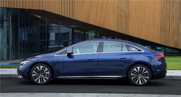 续航752公里 定位中大型轿车:奔驰EQE加入降价大军 C级的价格就能买