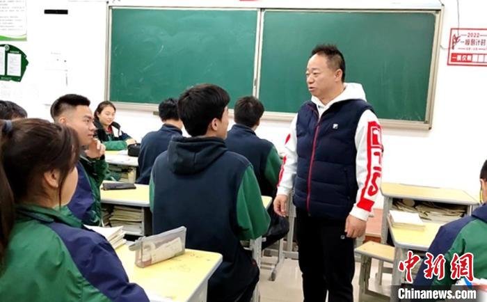 每天,马老师都很早进入教室。 朱志庚 摄