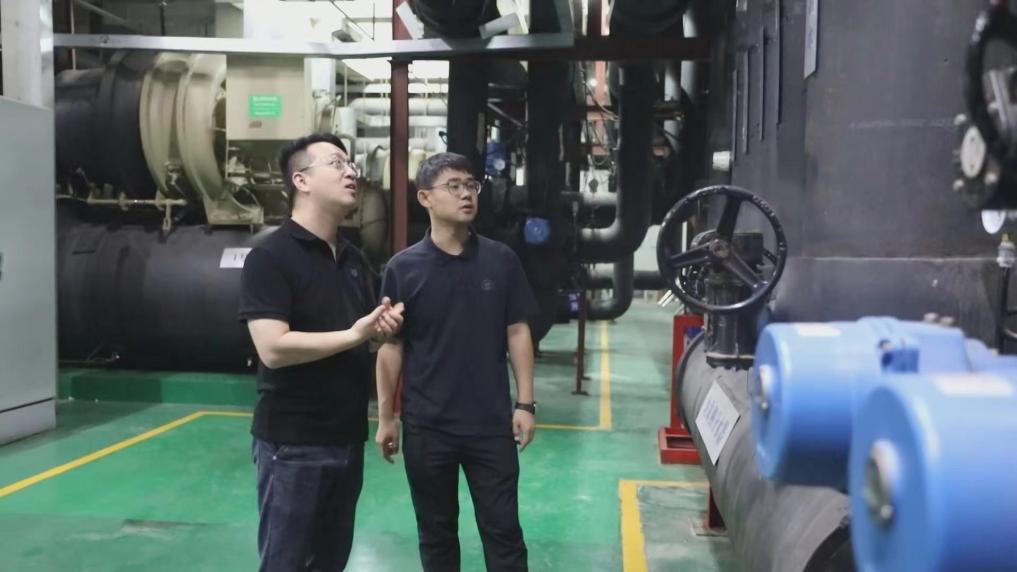 图为碳汇计量评估师在为一家电厂进行碳核查。