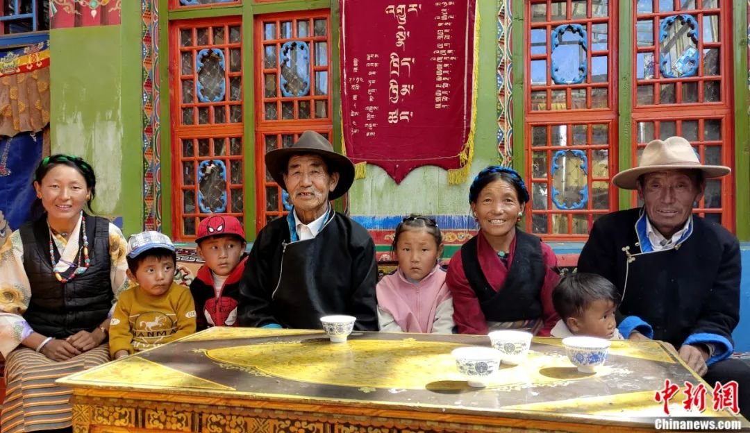 西藏日喀则市谢通门县农牧区脱贫致富家庭的“四世同堂”合影。贡桑拉姆 摄