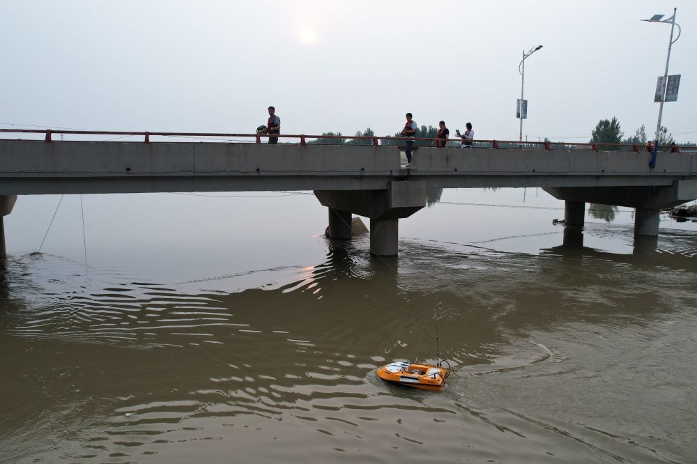 海委水文局水文应急监测小分队在大清河上测流作业。新华社记者 刘诗平 摄