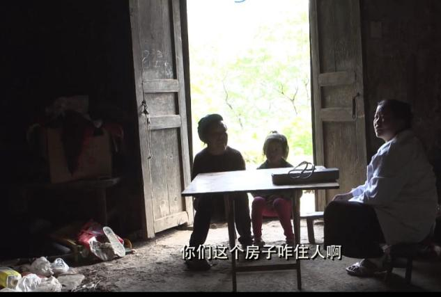 袁荣递走访村民家。（图片来源：@七遇影视传媒抖音视频截图）