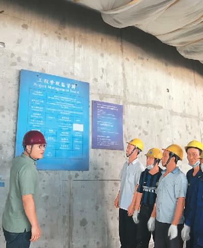 在项目施工现场，张磊对新进场的工人进行安全知识交底。