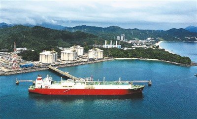 5月16日，满载6.5万吨液化天然气的“马尔文”轮在中国海油广东大鹏液化天然气接收站完成接卸，这船货物是中国首单以人民币结算的进口液化天然气，标志着中国在油气贸易领域的跨境人民币结算交易探索迈出实质性一步。李坚强摄（人民视觉）