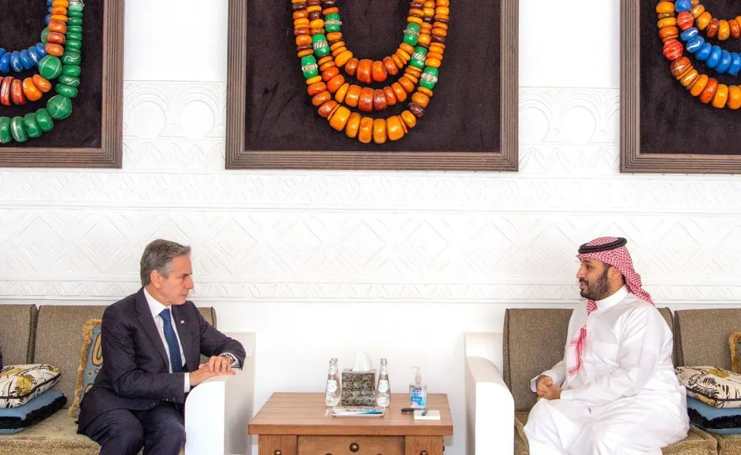 当地时间10月15日，沙特王储兼首相穆罕默德（右）会见美国国务卿布林肯。图源：视觉中国