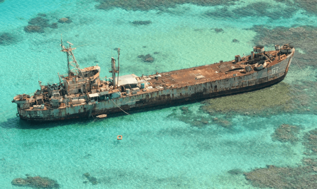 “搁浅”在仁爱礁的菲律宾“马德雷山”号登陆舰 图：资料