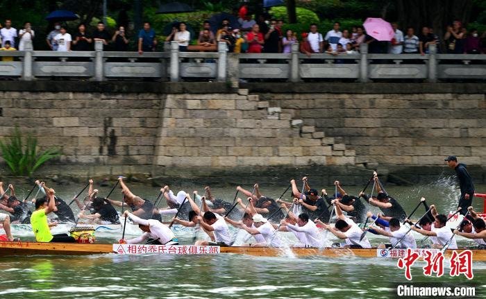 在福州市光明港,民众在划桨竞渡,吸引了许多市民前来观看。 张斌 摄
