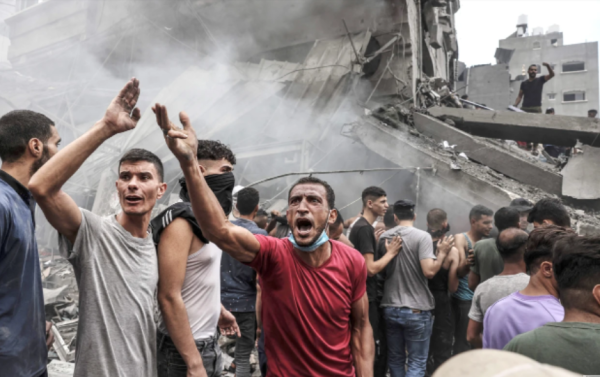 哈马斯袭击以色列之后，遭遇以色列空袭反击的加沙地带，巴勒斯坦百姓正在焦急地搜寻存活的亲人