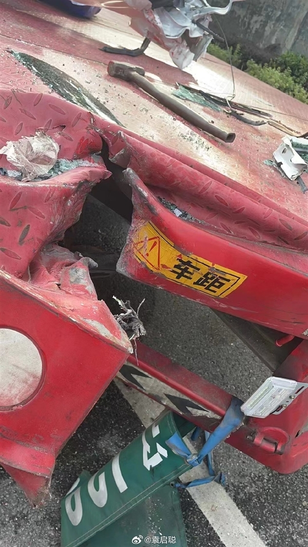 真公路坦克!极氪009追尾货车:双A柱硬的离谱 几乎无弯折