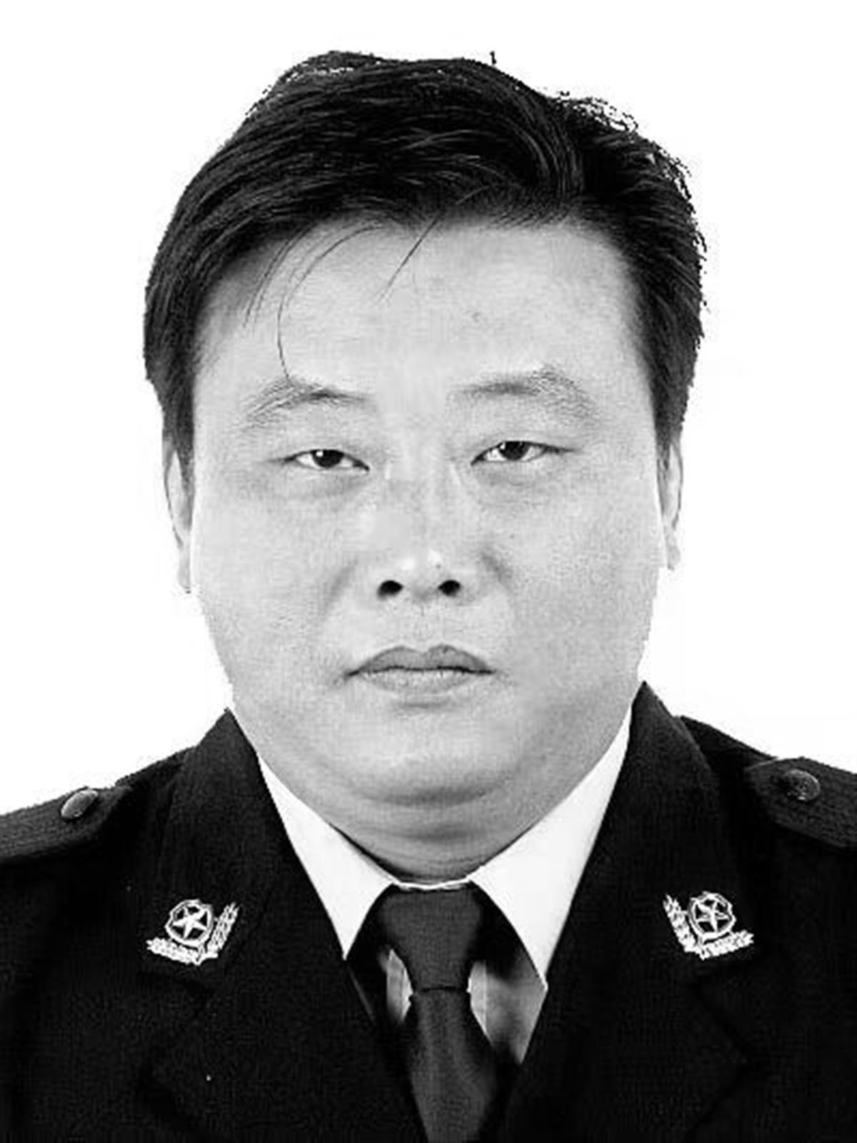 社区民警鄂红兵.jpg