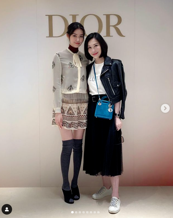 ▲钱德月前几年也带着女儿董若彤进入社交场。