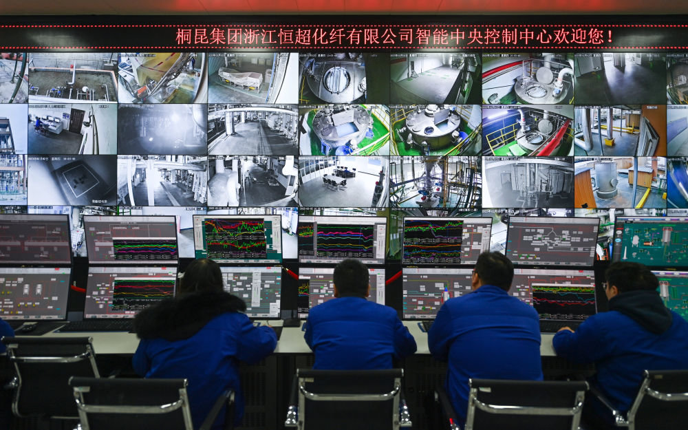 ↑位于桐乡市洲泉镇工业园区的桐昆集团浙江恒超化纤有限公司的智控中心内，工作人员在查看各条生产线的运行情况（2月2日摄）。春节期间，该公司的生产设备全负荷运转，1000多名职工坚守在生产一线，全力冲刺一季度“开门红”。