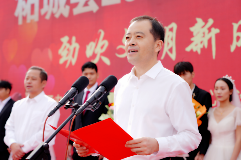 柘城县委书记王景宇为新人证婚（来源：柘城县融媒体中心）