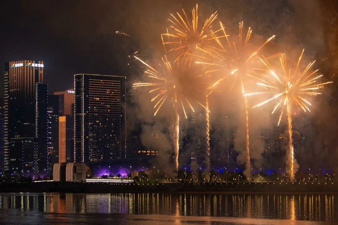 ▲ 2023年2月5日,钱塘江畔的杭州“迎亚运、庆元宵”烟花灯光秀表演。(新华社记者 江汉 / 图)