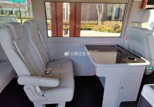 丰田考斯特绝佳替代!红旗国悦实车内部首曝:自带一张大桌子