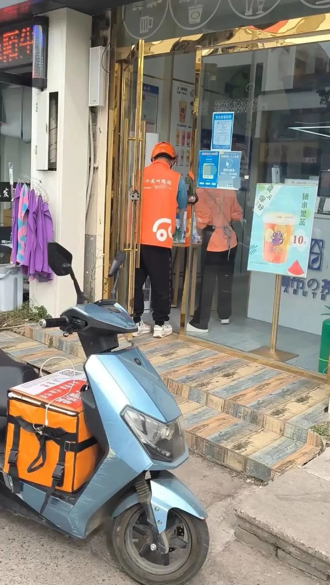 图/乡镇本地外卖员们,来源/魏通提供