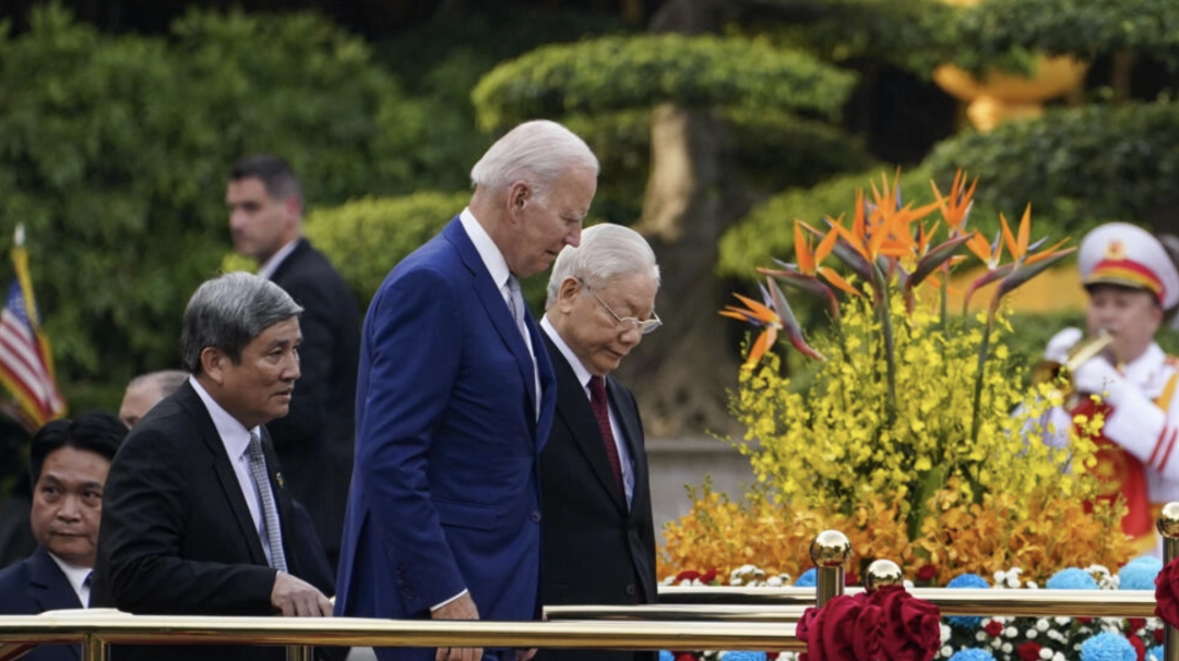 ▲ 2023年9月10日美国总统拜登在河内参加越共总书记阮富仲主持的欢迎仪式。图源：rfi