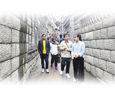 考察团成员在重庆市渝中区山城巷近距离感受历史文化魅力。