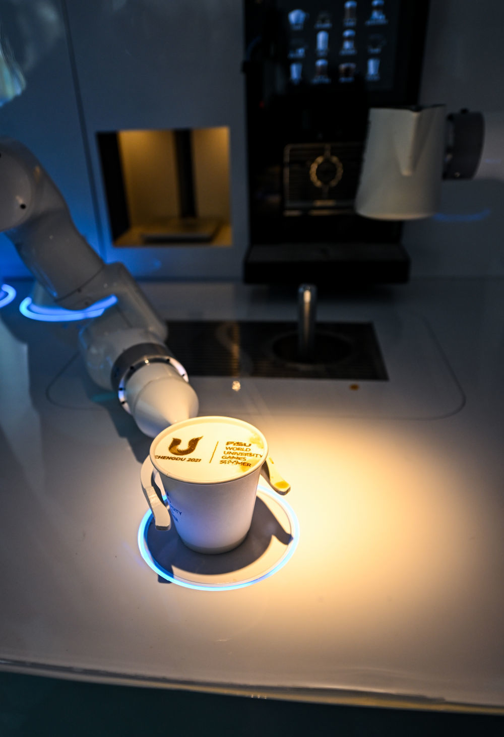 ↑这是7月15日在大运村智能咖啡驿站拍摄的自动制作的咖啡。 新华社记者 王曦 摄