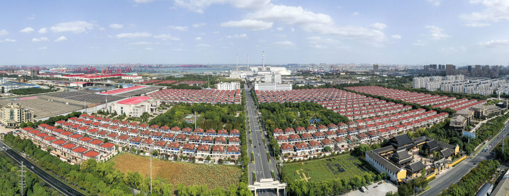 这是2022年10月17日拍摄的江苏江阴长江村村貌（无人机照片）。近年来，长江村坚持生态优先高质量发展理念，不断做大做强村经济，目前该村实体年销售收入突破1000亿元，村民有股份、有分红、有社保，成为远近闻名的富裕村。