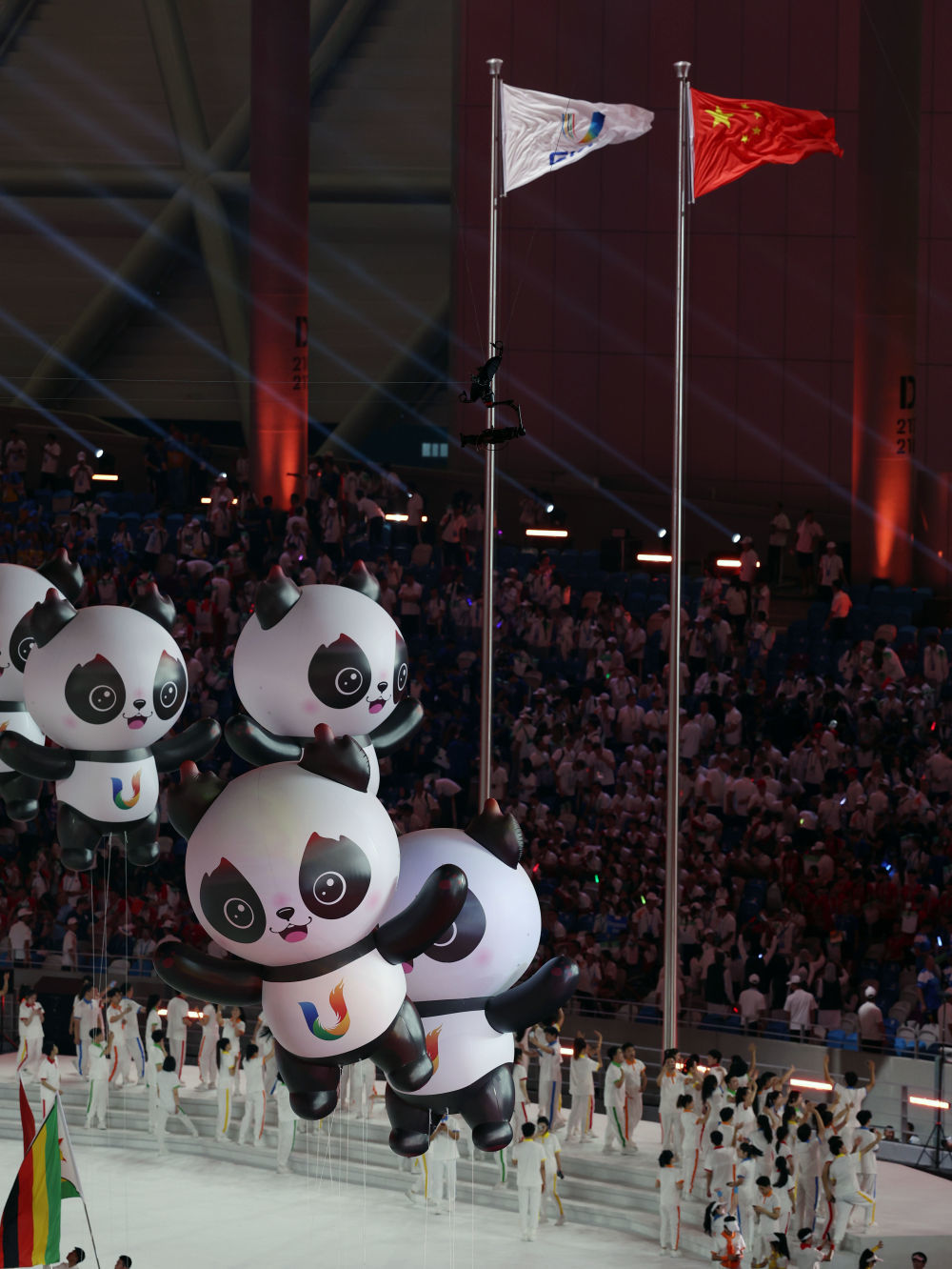 成都大运会吉祥物"蓉宝"在开幕式上.新华社记者 江宏景 摄