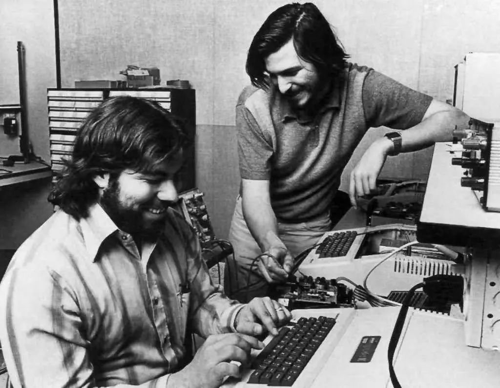 乔布斯与沃兹尼亚克，两人后来一块创立了苹果公司