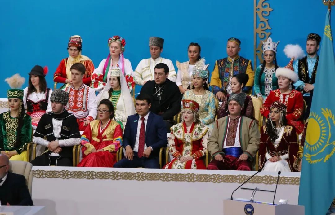 ◆哈萨克斯坦境内有超过100个民族，包括哈萨克族、俄罗斯族、乌克兰族、德意志族和朝鲜族等。