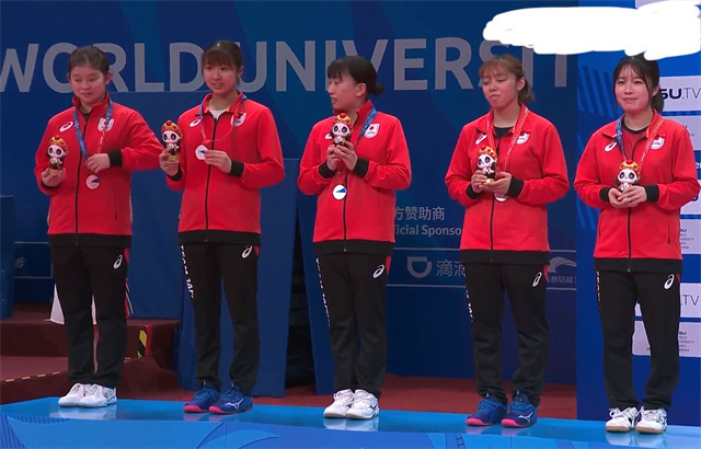 国乒夺冠仍遗憾！香港队特意回颁奖台拍全家福，他们却走了