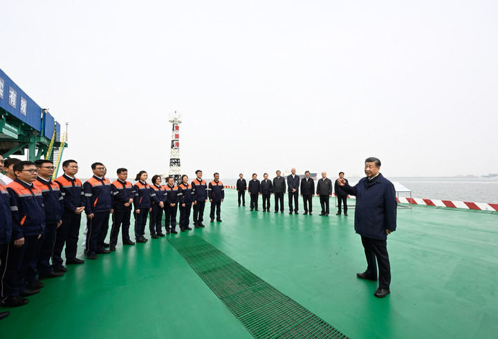 5月11日至12日，中共中央總書記、國傢主席、中央軍委主席習近平在河北考察，並主持召開深入推進京津冀協同發展座談會。這是11日下午，習近平在滄州市黃驊港煤炭港區碼頭考察時，同碼頭工作人員、船務人員親切交流。新華社記者 李學仁 攝