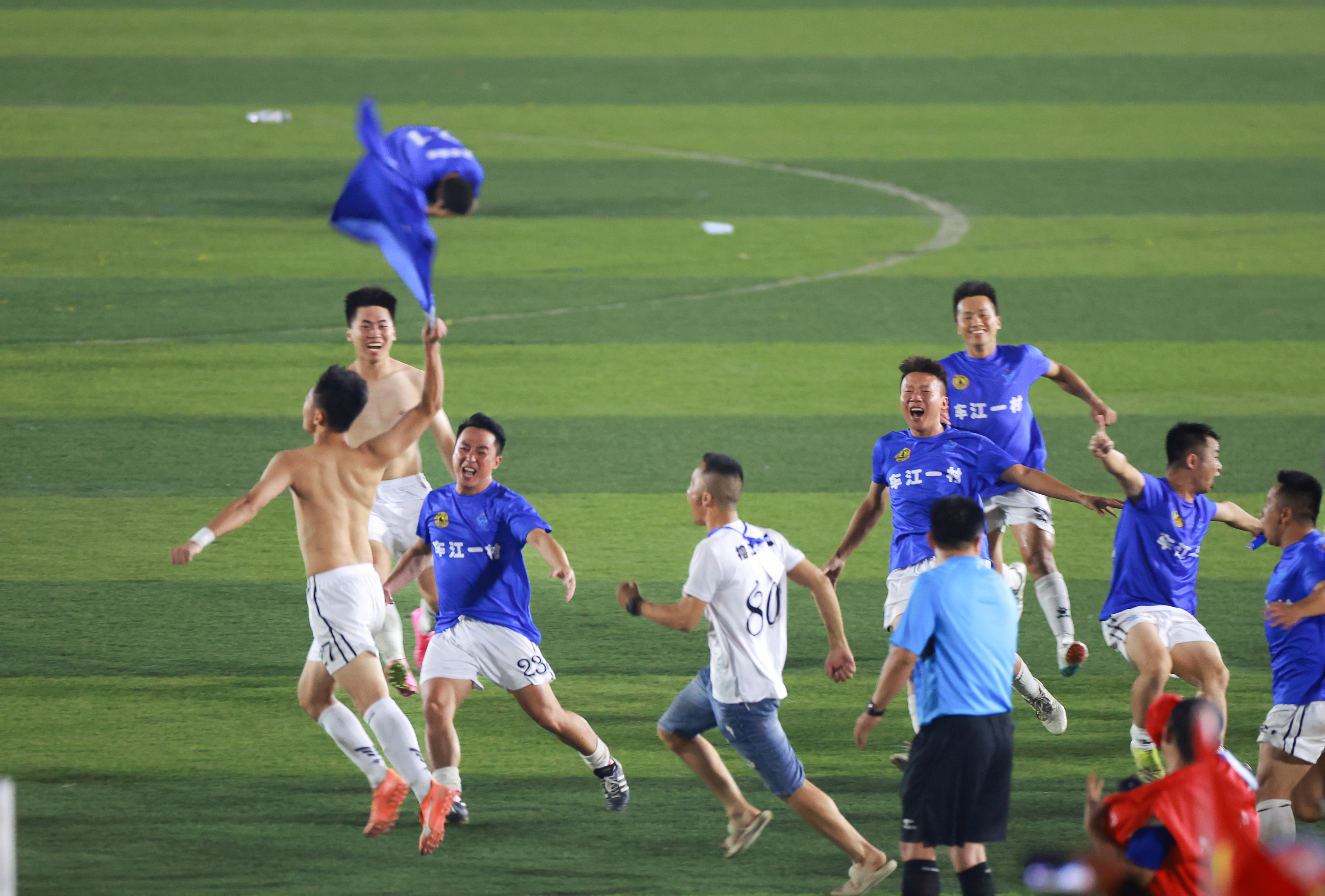 7月29日，获得冠军的车江一村队球员在夺冠后庆祝。新华社记者 刘续 摄