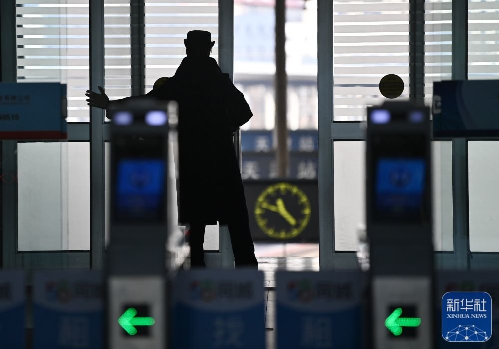 1月21日,在铁路天津站,客运值班员准备开始检票。新华社记者 李然 摄