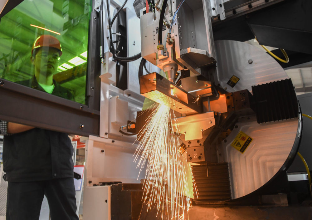 华工科技产业股份有限公司工作人员在激光设备生产线上工作（2022年10月17日摄）。新华社记者 程敏 摄