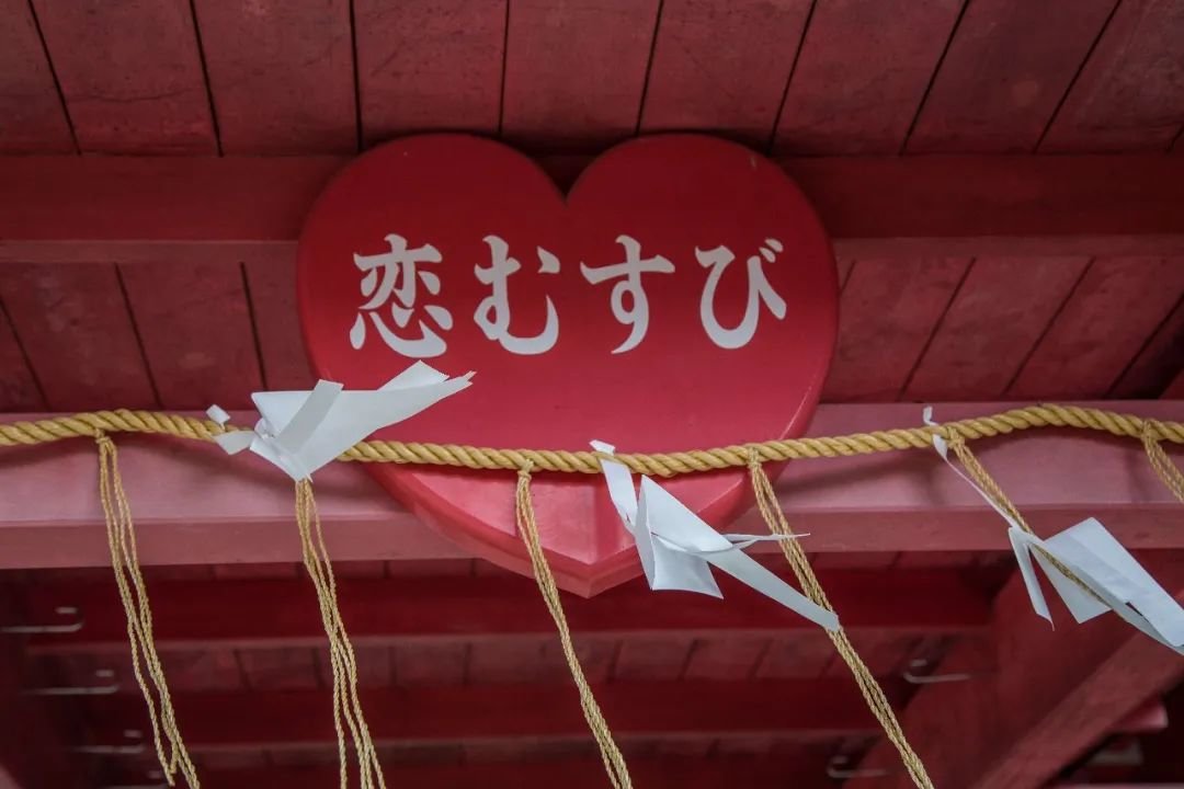 2017年8月6日,日本福冈筑后,当地神社供奉着爱情之神,年轻的男女会带着心形的卡片和木牌来到这里祈祷爱情降临。(@视觉中国 图)