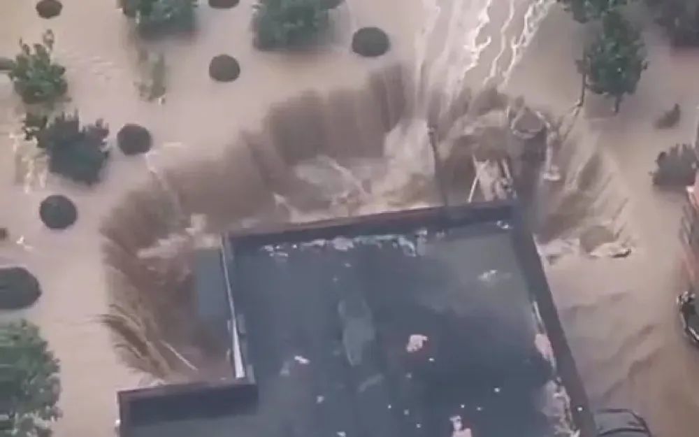一位博主发布视频称涿州水尚任佳小区地库塌方 / 视频截图