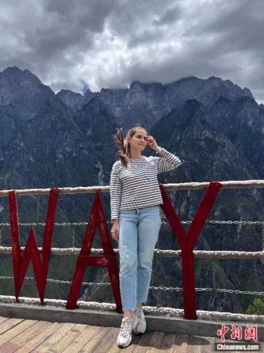 眺望远方的伊丽娜。受访者供图