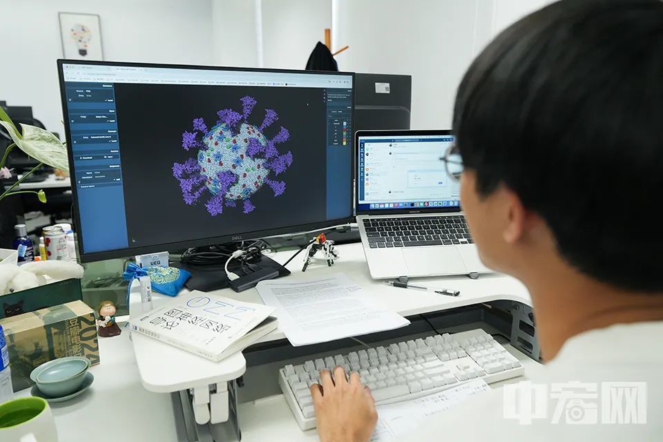 心脏检测是医疗检测领域对医生专业性要求极高的工作，工作人员通过大数据分析模型，训练人工智能机械手臂这项能力，研发成功后将大大提高心脏检测的效率，减少人为因素对检测结果的影响。图为技术人员查看病毒模型。中宏网记者 富宇 摄