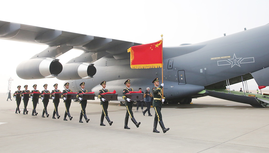 11月23日，韓國(guó)仁川國(guó)際機(jī)場(chǎng)，中國(guó)人民解放軍禮兵準(zhǔn)備護(hù)送烈士棺槨登上解放軍空軍專(zhuān)機(jī)。