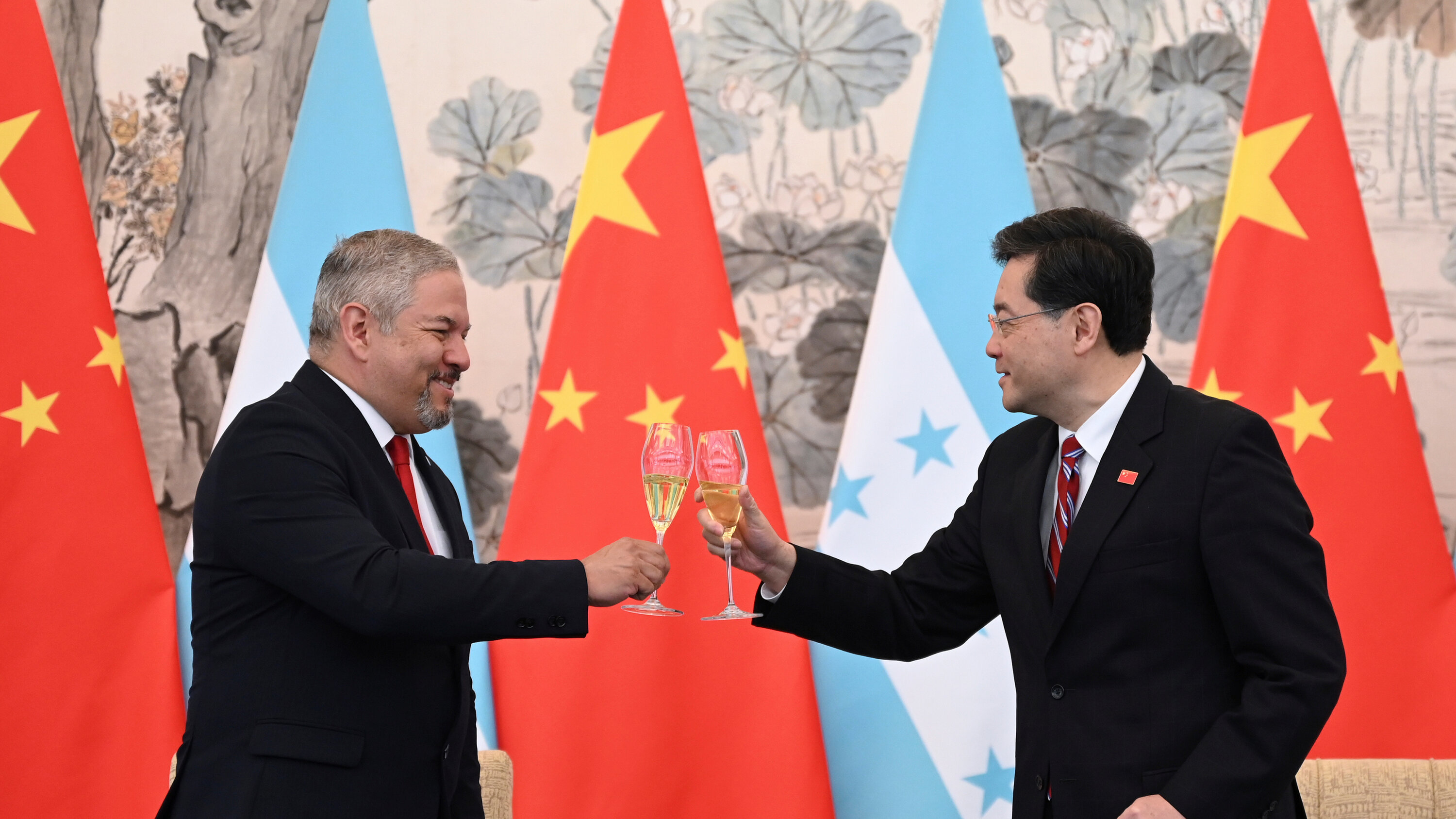 3月26日，中国国务委员兼外交部长秦刚和洪都拉斯外交部长雷纳在北京。图片来源：《纽约时报》