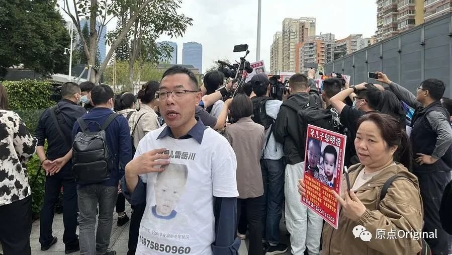 雷武泽在做寻子直播。杨书源 摄