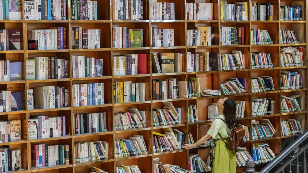 2021年5月11日，广东佛山南海区，读者在桂城海八路一家网红书店选书。 澎湃影像 资料图