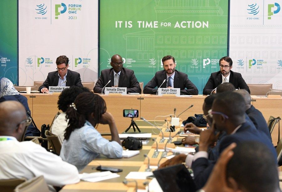 9月12日，在瑞士日内瓦世界贸易组织总部，世贸组织首席经济学家拉尔夫&middot;奥萨（后排右二）在《2023世界贸易报告》发布会上发言。新华社记者连漪摄