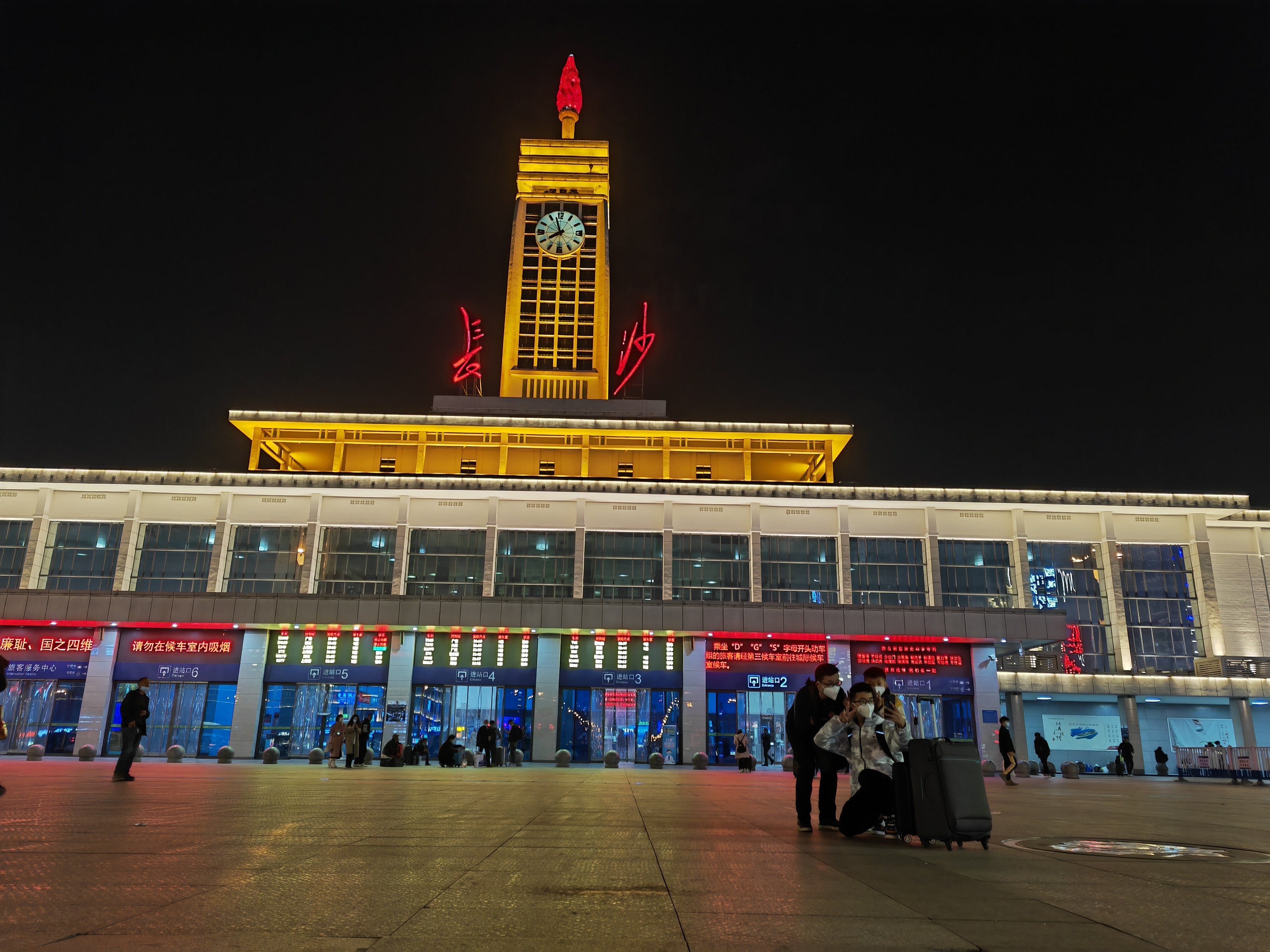 1月7日,游客在长沙火车站广场自拍留念。本文图片除标注外均为澎湃新闻记者 谭君 摄