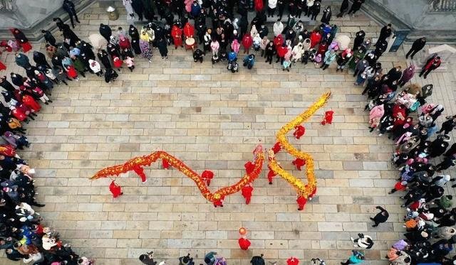 1月26日,民间艺人在山东省青岛市即墨古城表演舞龙(无人机照片) 图:新华社