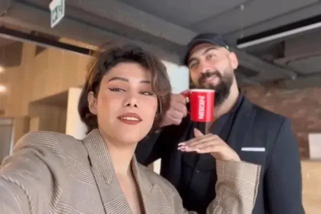 ·蒂巴(左)和男友。