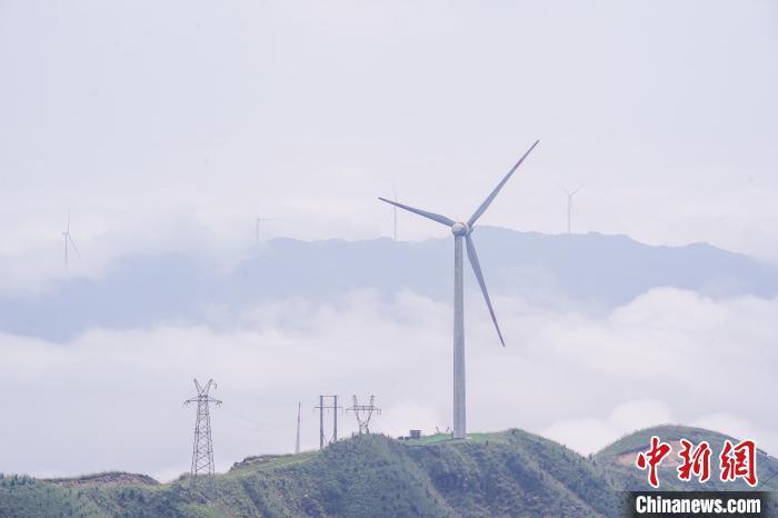 位于中国广西十里平坦的金紫山风电场云雾缭绕。陈冠言 摄